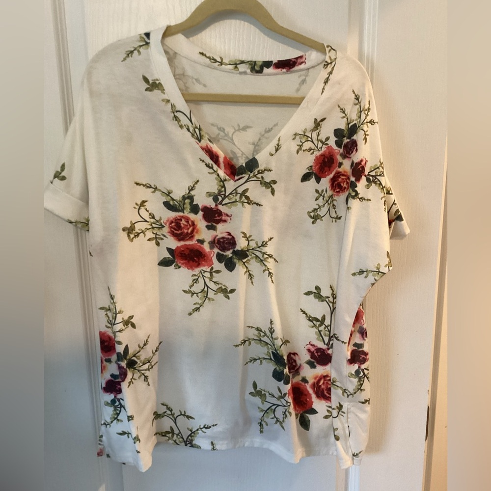 Floral Tee V neck short sleeves size XL